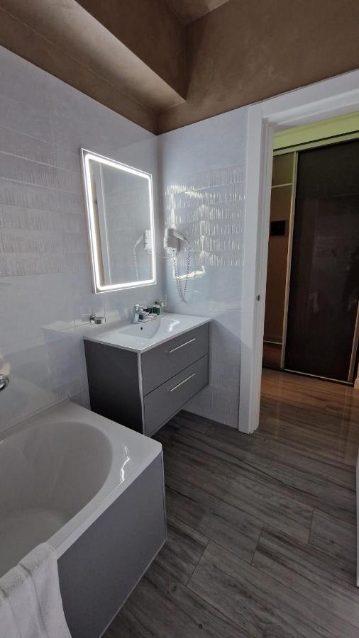 White Tower - Private Studio 106 Mamaia Esterno foto