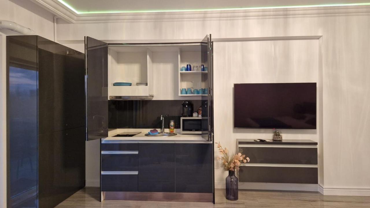 White Tower - Private Studio 106 Mamaia Esterno foto