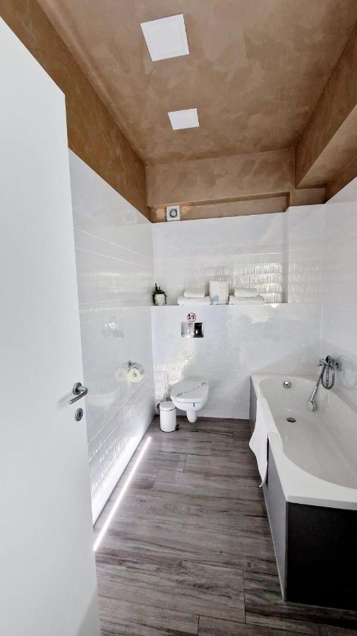 White Tower - Private Studio 106 Mamaia Esterno foto